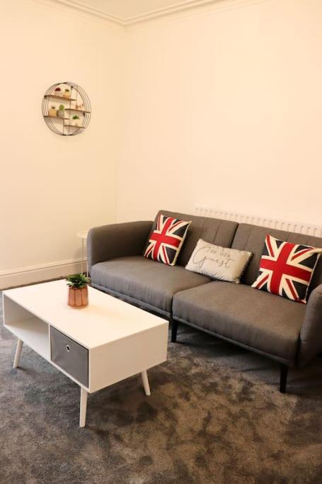 Charming 3 Bedroom Property Free Wifi & Parking Лийдс Екстериор снимка