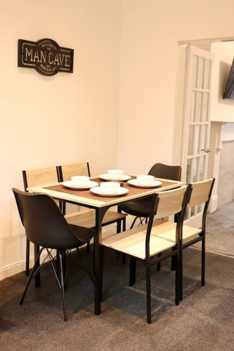 Charming 3 Bedroom Property Free Wifi & Parking Лийдс Екстериор снимка