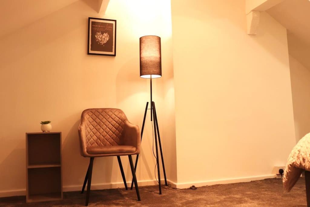 Charming 3 Bedroom Property Free Wifi & Parking Лийдс Екстериор снимка